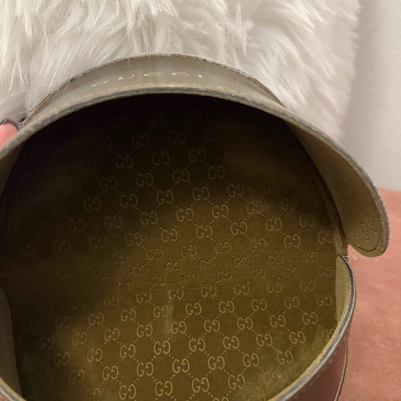 Gucci black w/gold sunglasses. Comes with original case, cleaning cloth and box. - Picture 5 of 7